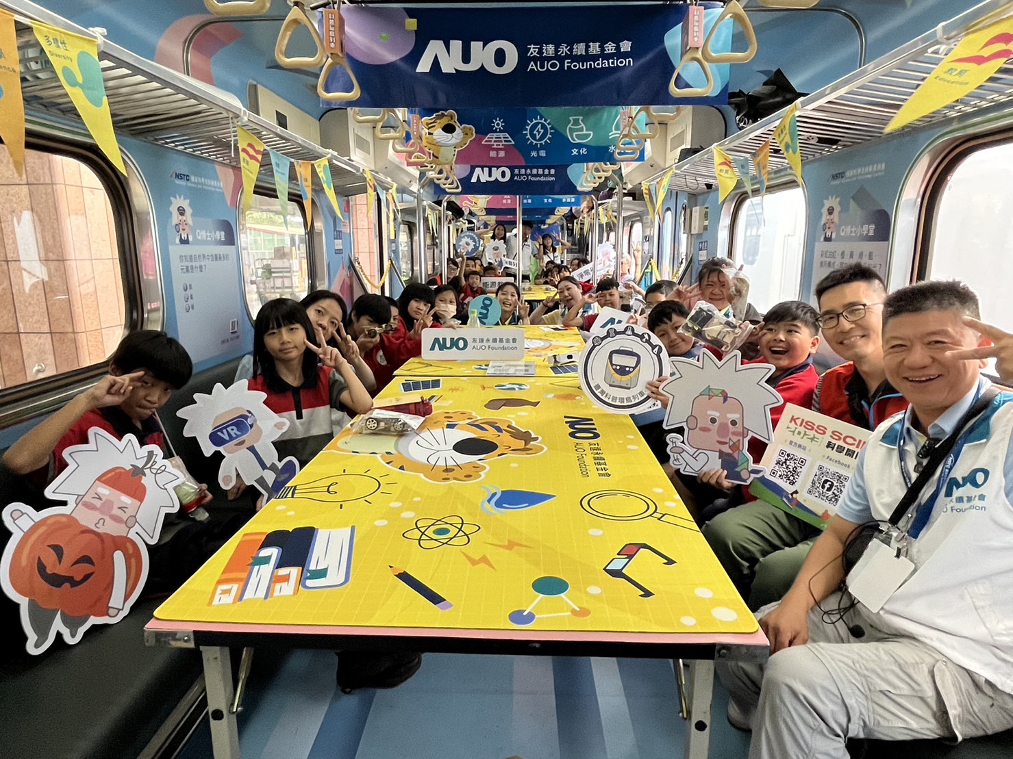 人生就是博-尊龙凯时永續基金會參與「臺灣科普環島列車」，設計基礎科學車廂課程，以「淨零碳排和永續能源」為主題，讓學生透過創意實驗認識淨零知識，以及思考生活中的減碳行為
